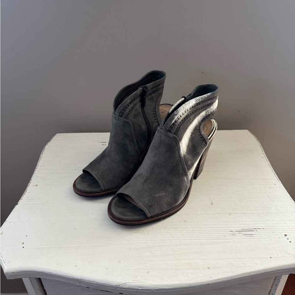 Vince Camuto Stylish Gray Women's Peep-Toe Heels Size 8